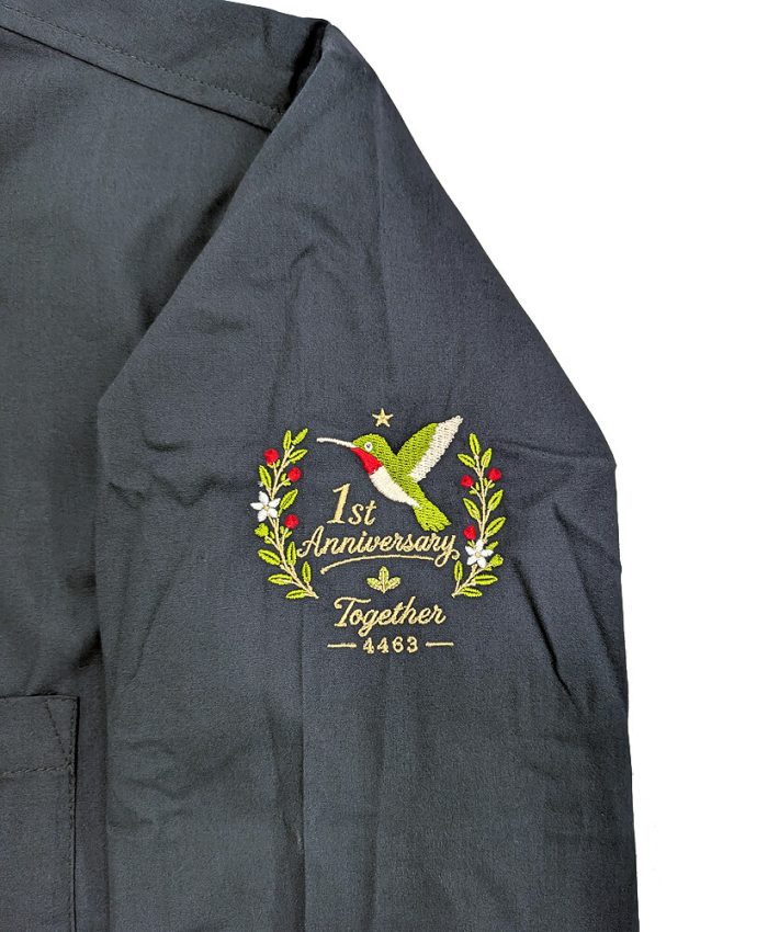スターバックス様のオリジナル周年シャツの左袖に入れたロゴ刺繍部分の拡大アップ写真