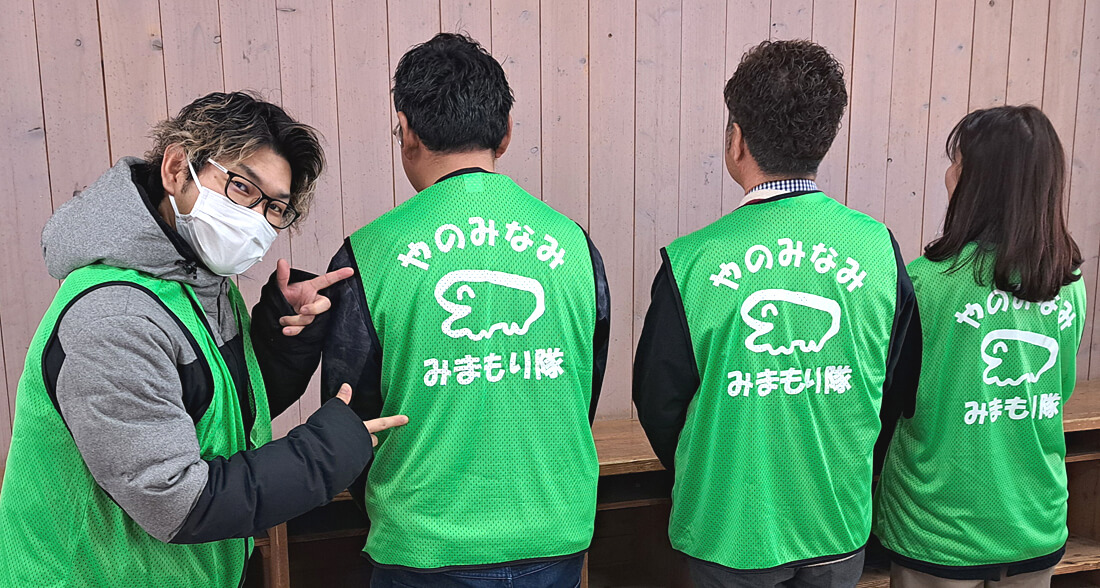 矢野南小学校・見守り隊のロゴマーク入りメッシュベスト着用写真