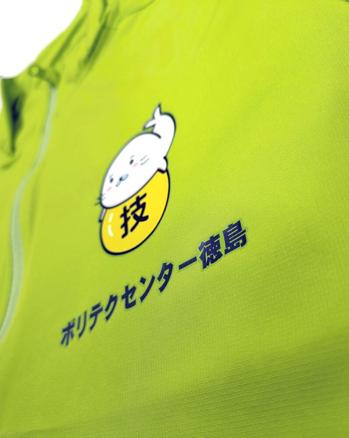 オリジナルジャンパーへ入れたロゴプリント部分の拡大アップ写真