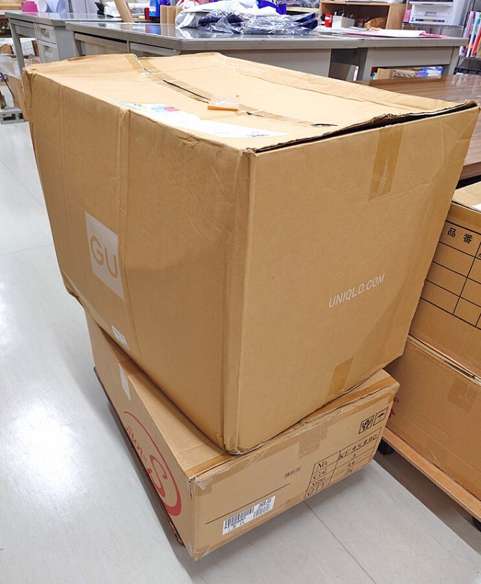 ユニクロフリース14枚が弊社に到着した時の写真