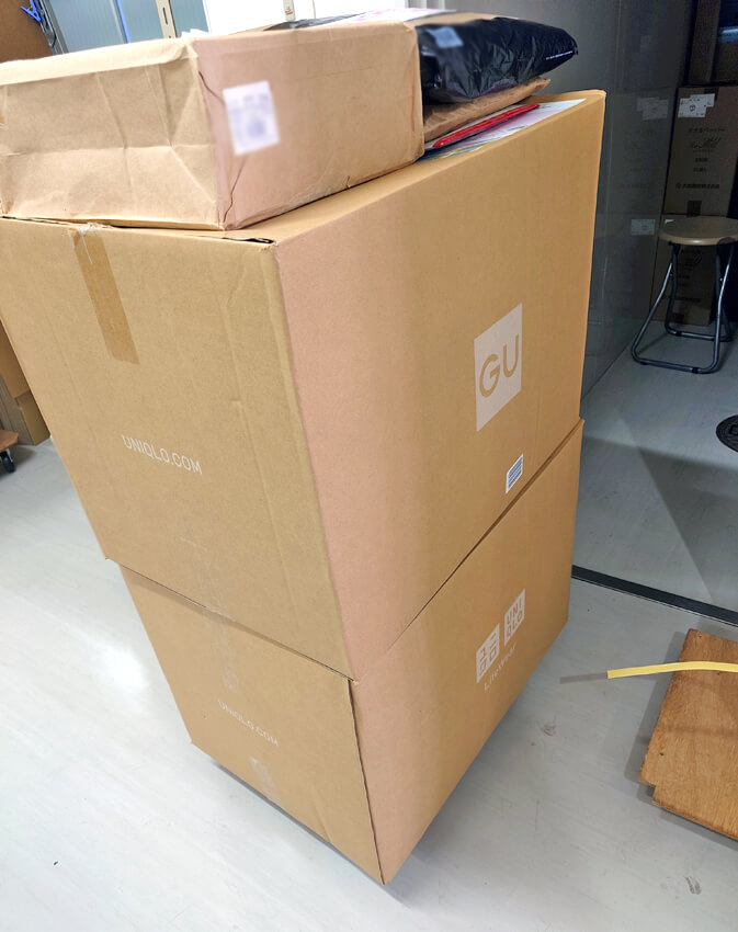 東京都内にある不動産会社様から弊社まで送っていただいたユニクロフリース45枚が到着した時の写真