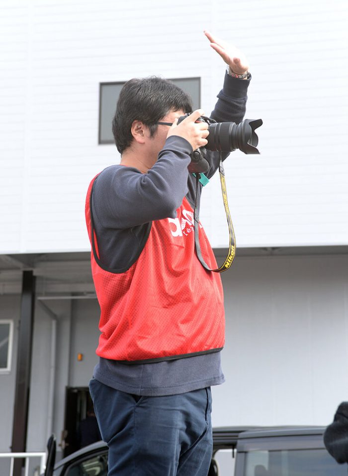 カメラマンさんが従業員の皆さんを撮影