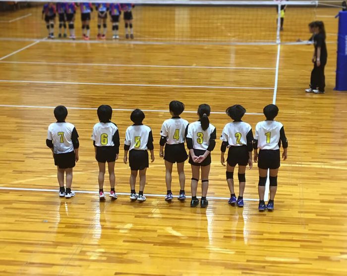 大江小学校バレーボールチームが全国大会に出場した時の写真