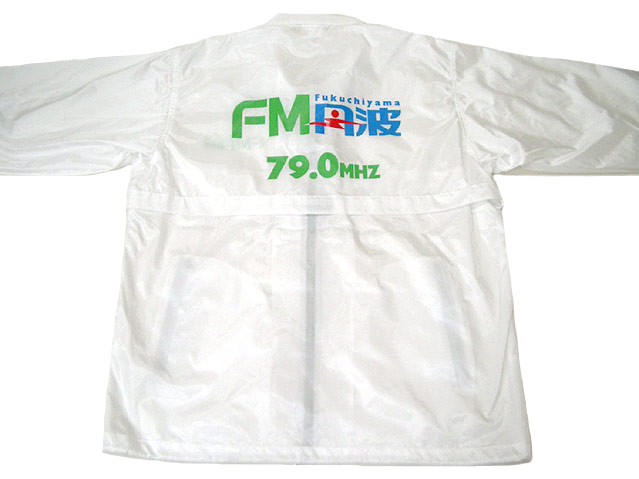 福知山FMラジオ放送様のスタッフジャンパーの実際の完成写真
