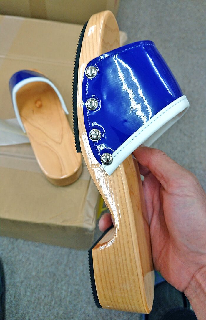 青バンドタイプのサンダル下駄1足を発送する前の写真