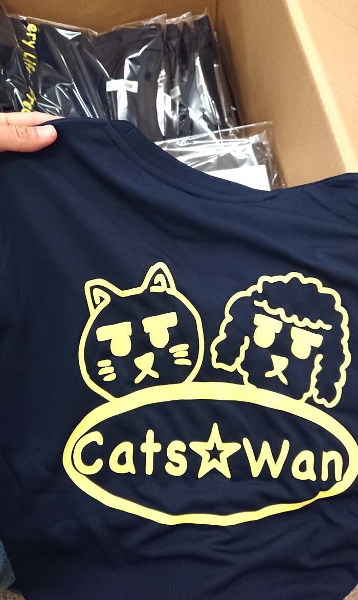 保護猫・保護犬の里親探し『キャッツワン』様のロゴ色のネイビーTシャツの完成写真