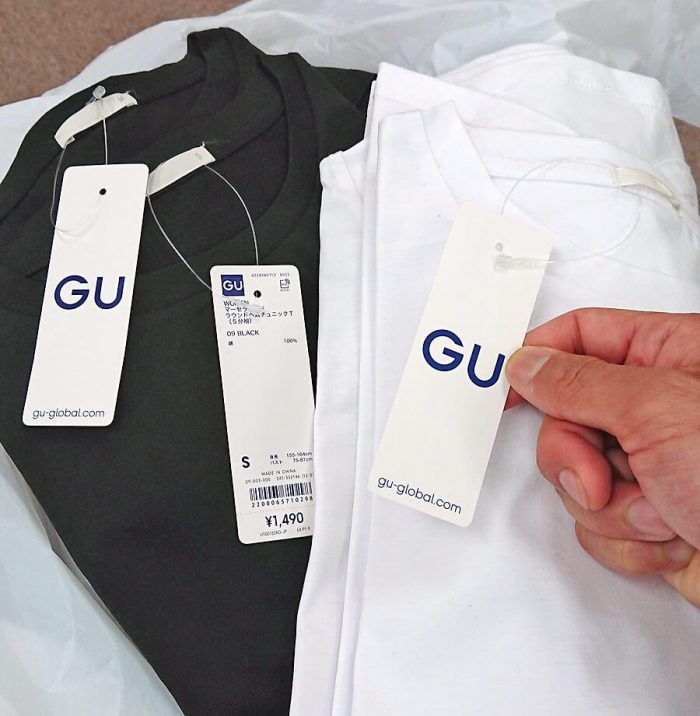 GUで購入したTシャツ4枚を弊社に持ち込んでいただいた時の写真