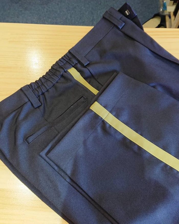郵便局員の作業ズボンの裾上げ加工の完成写真