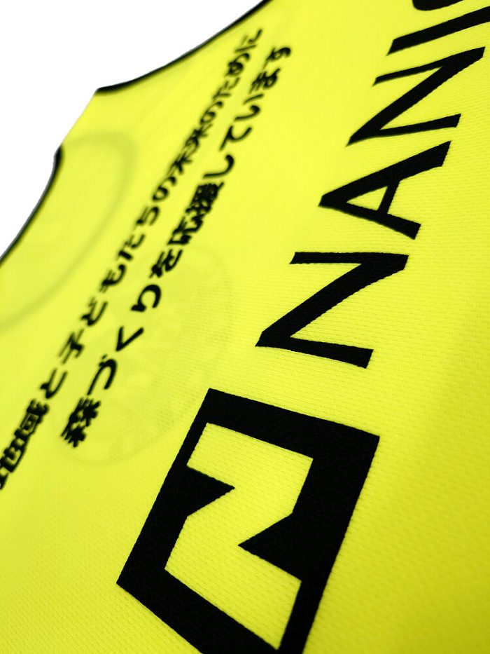 ビブスへのNANJOの文字プリント部分