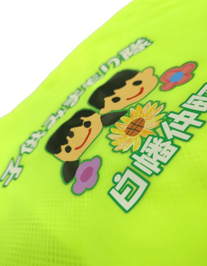 ナイロンベストの背中にフルカラー熱転写プリントで入れた部分をアップで撮影した写真