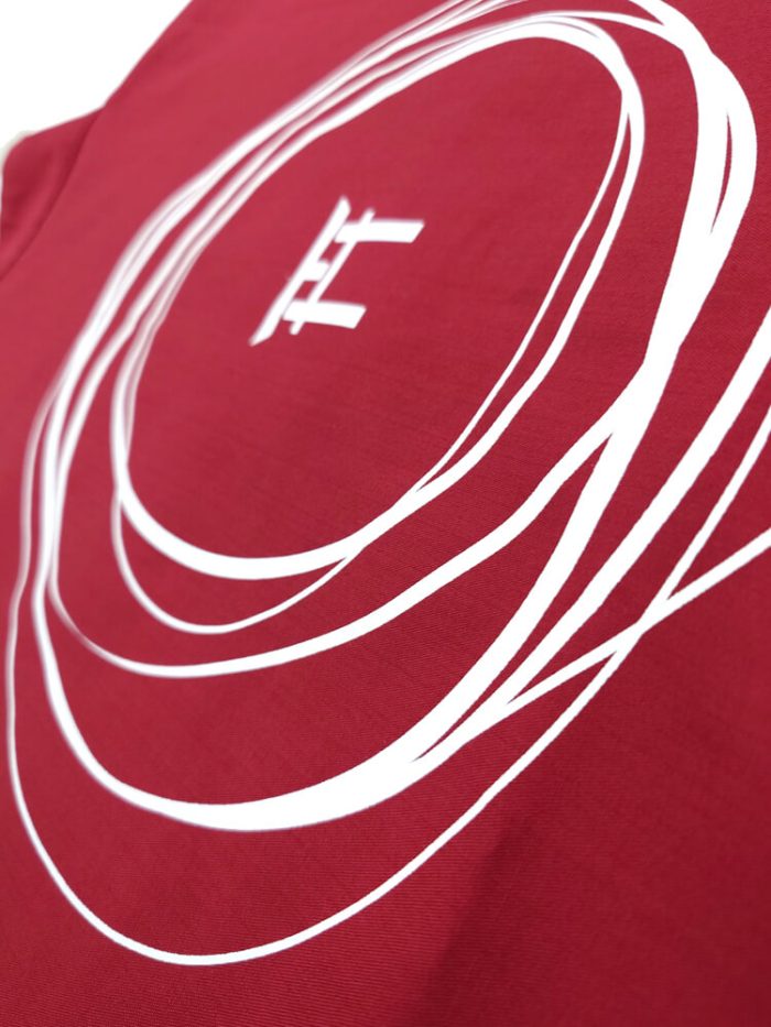 作務衣の背中へのロゴプリント部分の拡大アップ写真