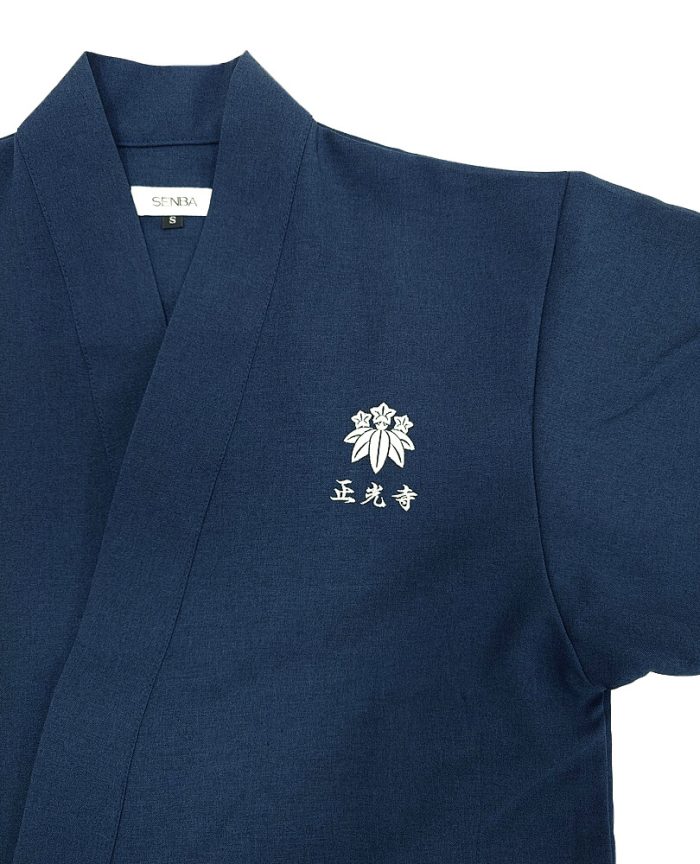 作務衣の左胸へのロゴ刺繍部分