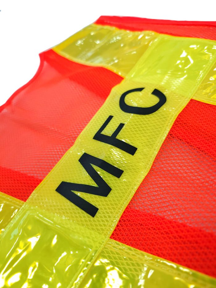 反射ベストの反射テープ部分へのオリジナルプリント部分の拡大アップ写真