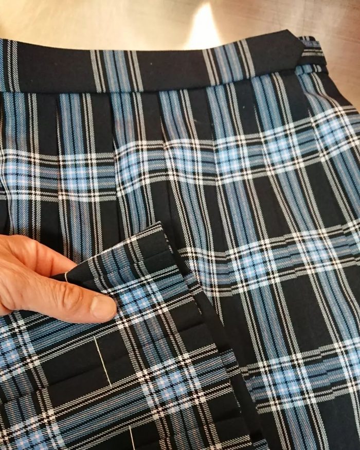 可愛い水色チェック柄の学生スカートを裾上げ加工