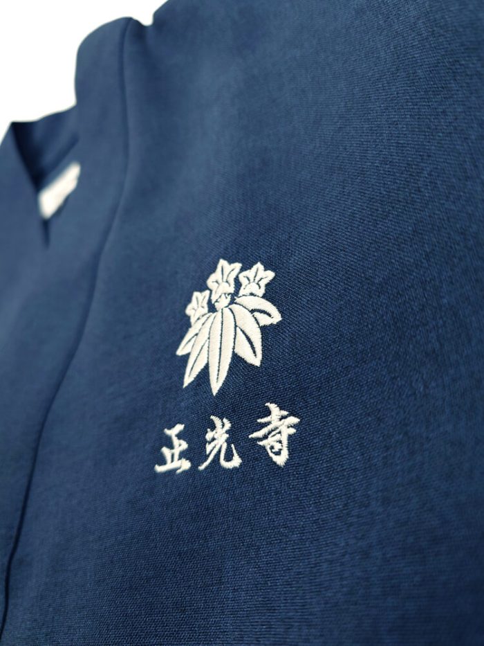 正光寺様の作務衣へのロゴ刺繍部分の超拡大アップ写真
