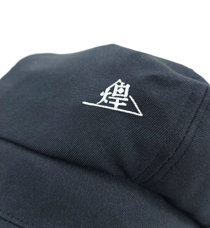 キャスケットへのロゴ刺繍部分のアップ写真