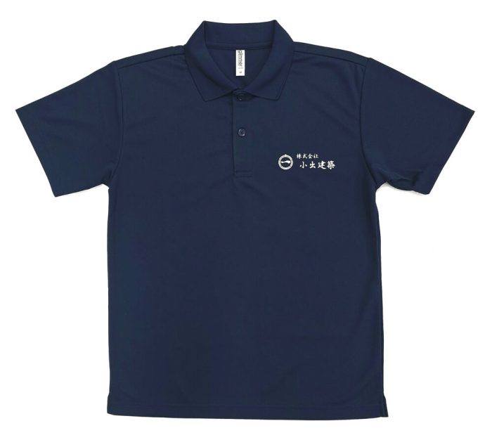 小出建築様のオリジナルポロシャツの左胸にロゴ入れ加工した完成写真