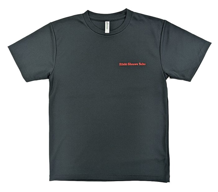 Tシャツの左胸部分に赤文字でプリントした写真