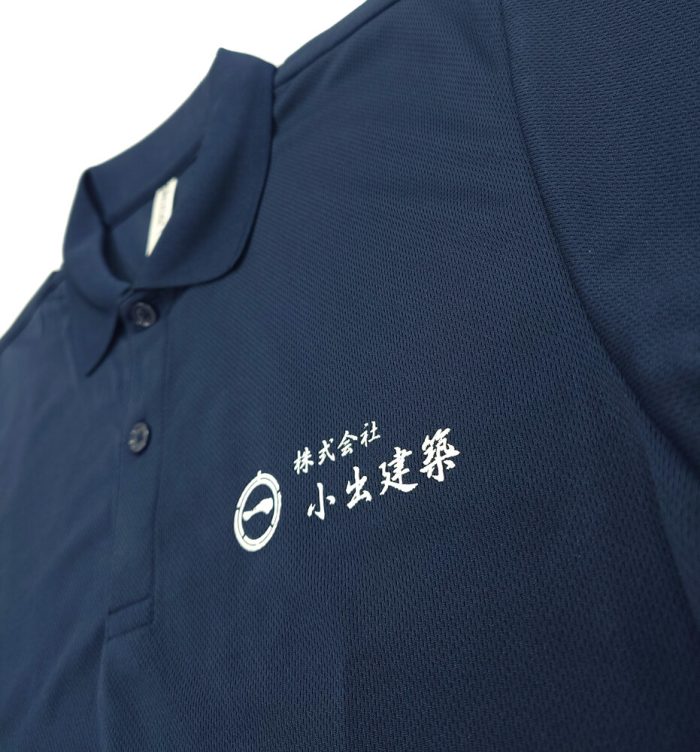 オリジナルポロシャツに名入れした社名プリント部分の拡大アップ写真