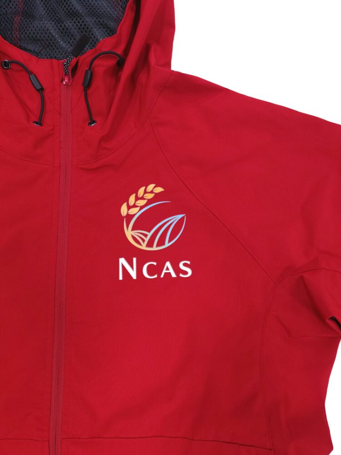 ナイロンパーカーの左胸に名入れしたフルカラー転写プリント部分