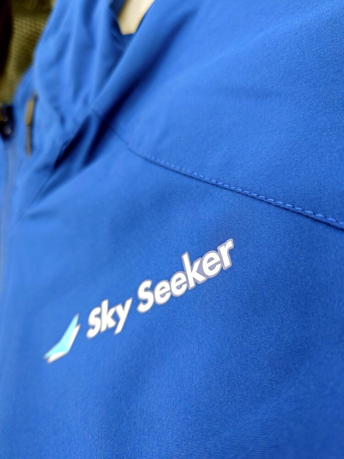 ナイロンパーカーの左胸のフルカラー熱転写プリント部分のロゴマークも拡大アップ写真