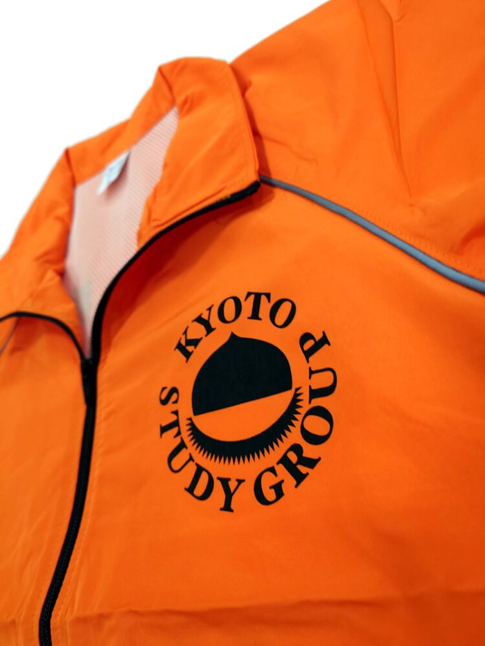 ジャンパーの左胸プリント部分の拡大アップ写真