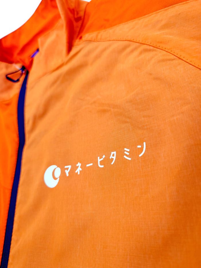 ジャンパーの左胸プリント部分のアップ写真