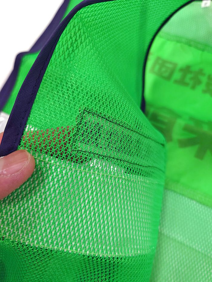 ワッペン刺繍を縫い付けたメッシュ生地の裏面