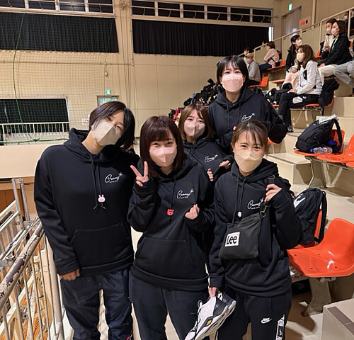 舞鶴市バレーボールチーム『クレインズ』のオリジナルパーカー着用写真