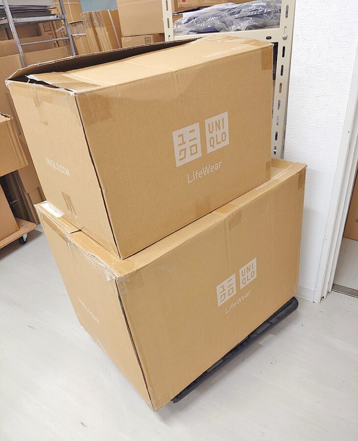 お客様から送っていただいたユニクロフリース40枚が入ったダンボール