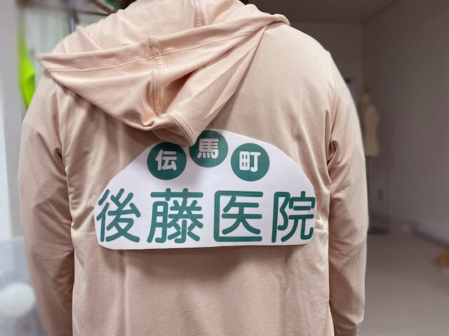オリジナルのドライパーカーの背中の文字配置を実際に着用しています