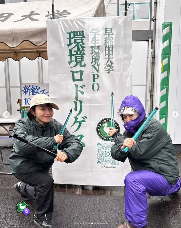 早稲田大学・環境ロドリゲス様のネーム入りオリジナルジャンパー着用写真:女性2人