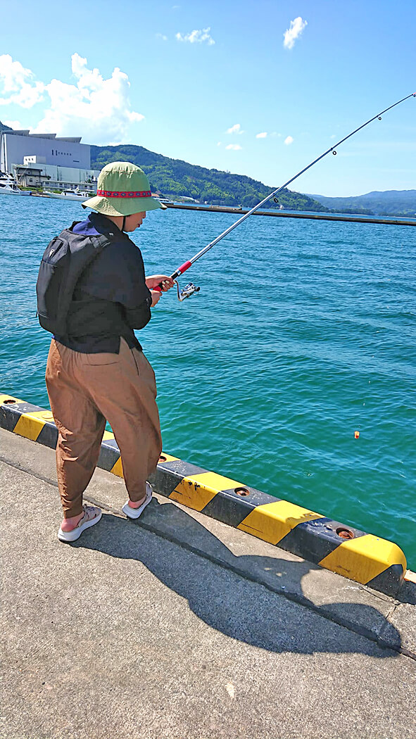 海釣りの時に水冷ベストを着用している写真