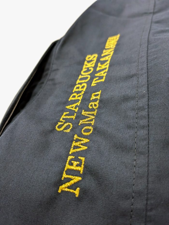 シャツに名入れしたスターバックスの文字と店名刺繍部分の超拡大アップ写真