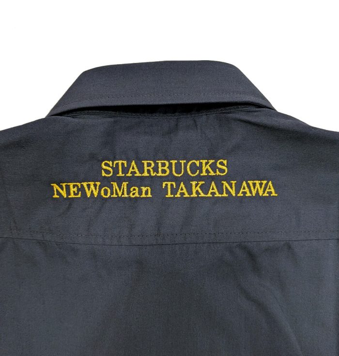 オリジナルシャツに名入れしたSTARBUCKSと店名のネーム刺繍部分
