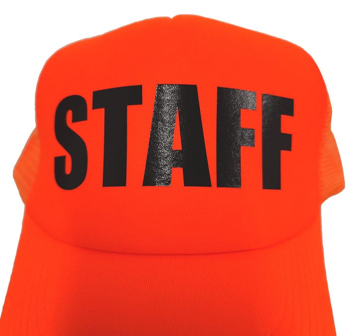 キャップに名入れしたSTAFF文字のプリント部分