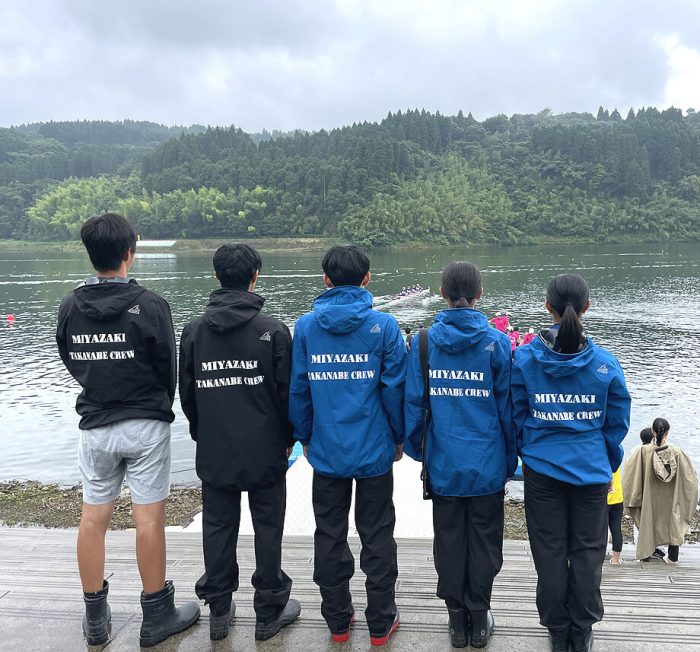 宮崎県立高鍋高校ボート部の生徒さん達のオリジナルレインコートの着用写真
