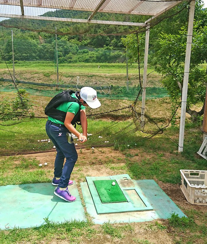 ゴルフ場で水冷ベストを着用