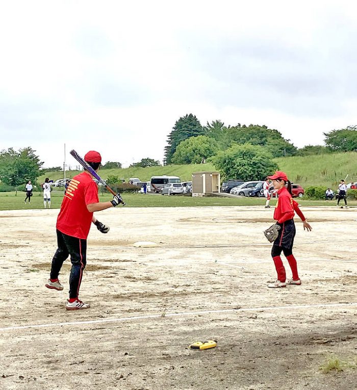 川口市立高校ソフトボール部様のお揃いのオリジナルTシャツの着用写真