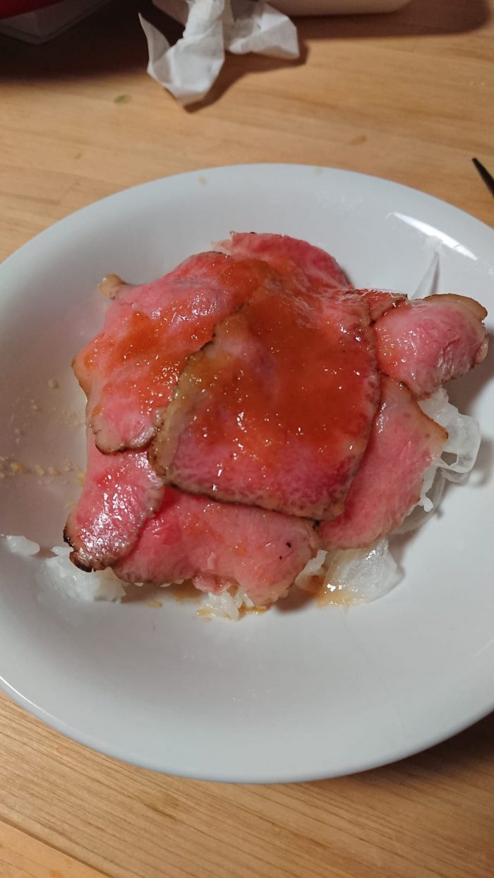 ABCフーズの肉でローストビーフ丼