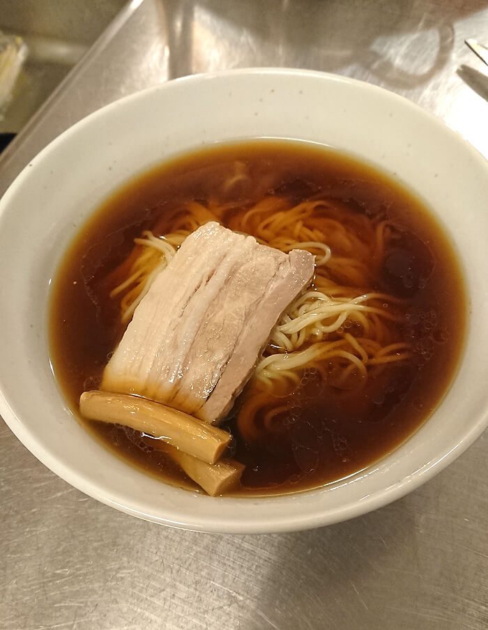 麺とスープとチャーシューを解凍した写真