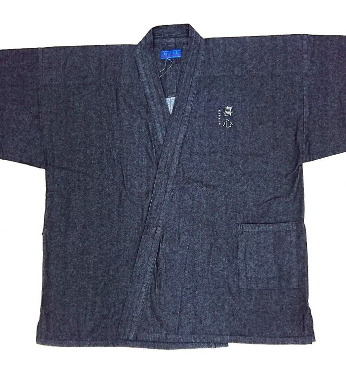 左胸にロゴ刺繍を入れた和食店・喜心様の名入れ作務衣（さむえ）の完成写真