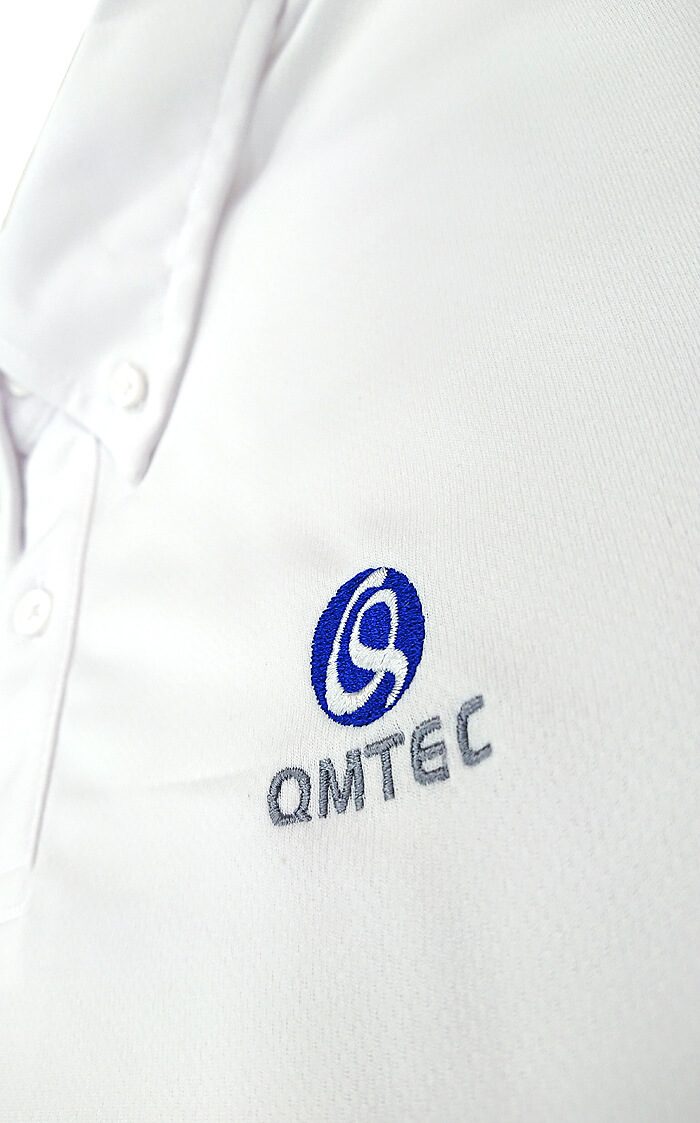 QMTEC様のロゴ刺繍部分のアップ写真