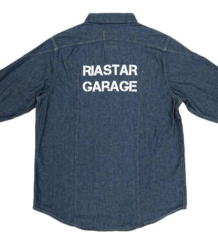 背中にロゴ文字プリントを入れた10人乗りキャラバン専門店リアスターガレージ様のデニムシャツの完成写真