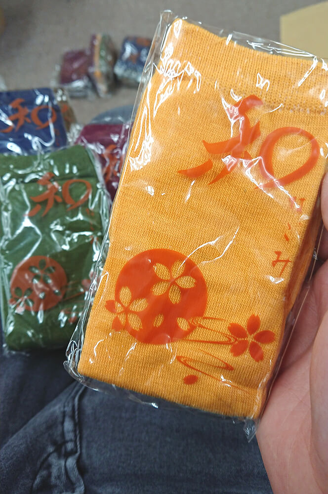 カラシ色の使い捨て靴下