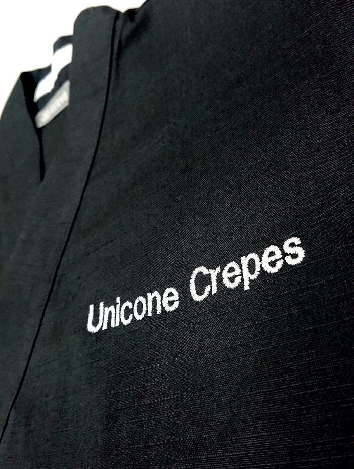 ネーム刺繍部分のUnicone Crepesの文字のアップ写真
