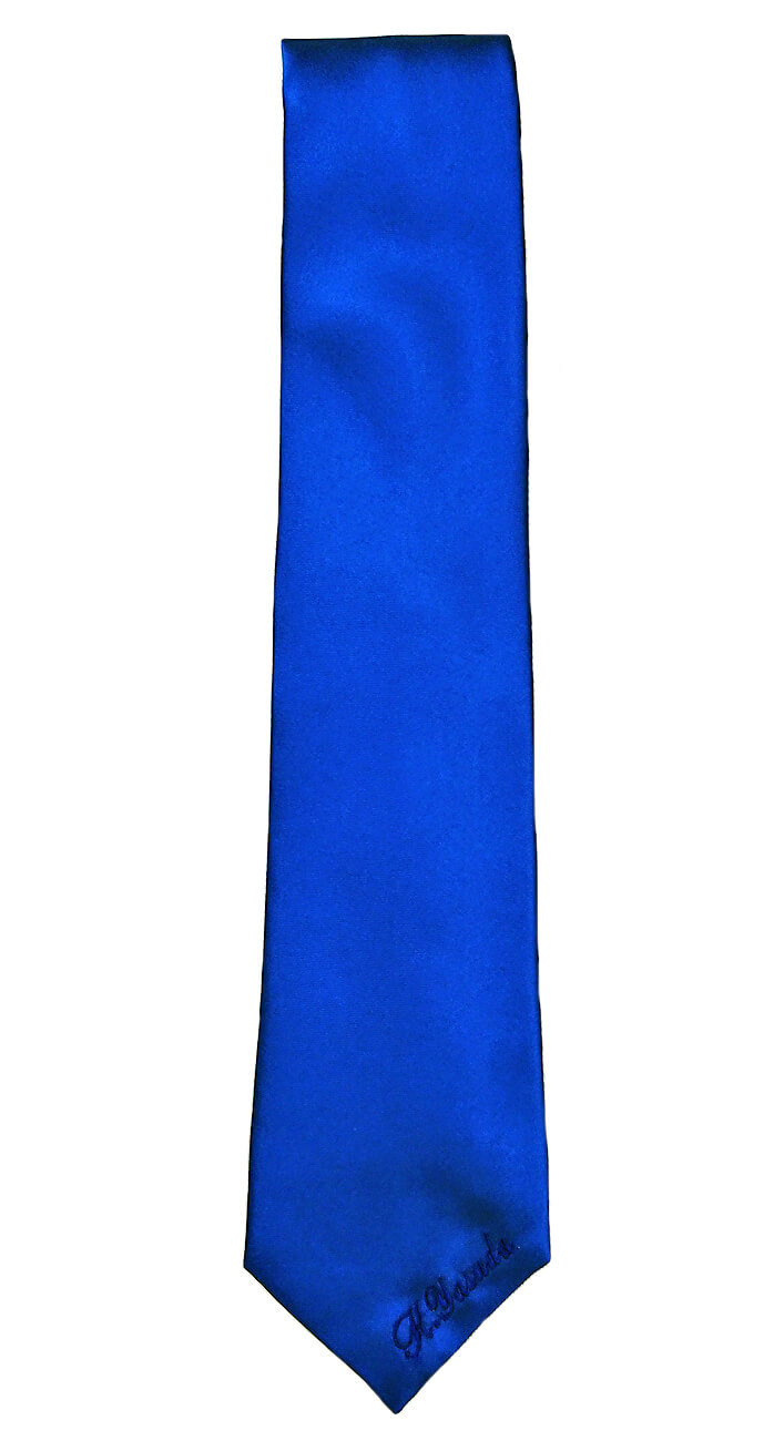 持ち込みの青いネクタイに個人名のネーム刺繍を名入れ加工